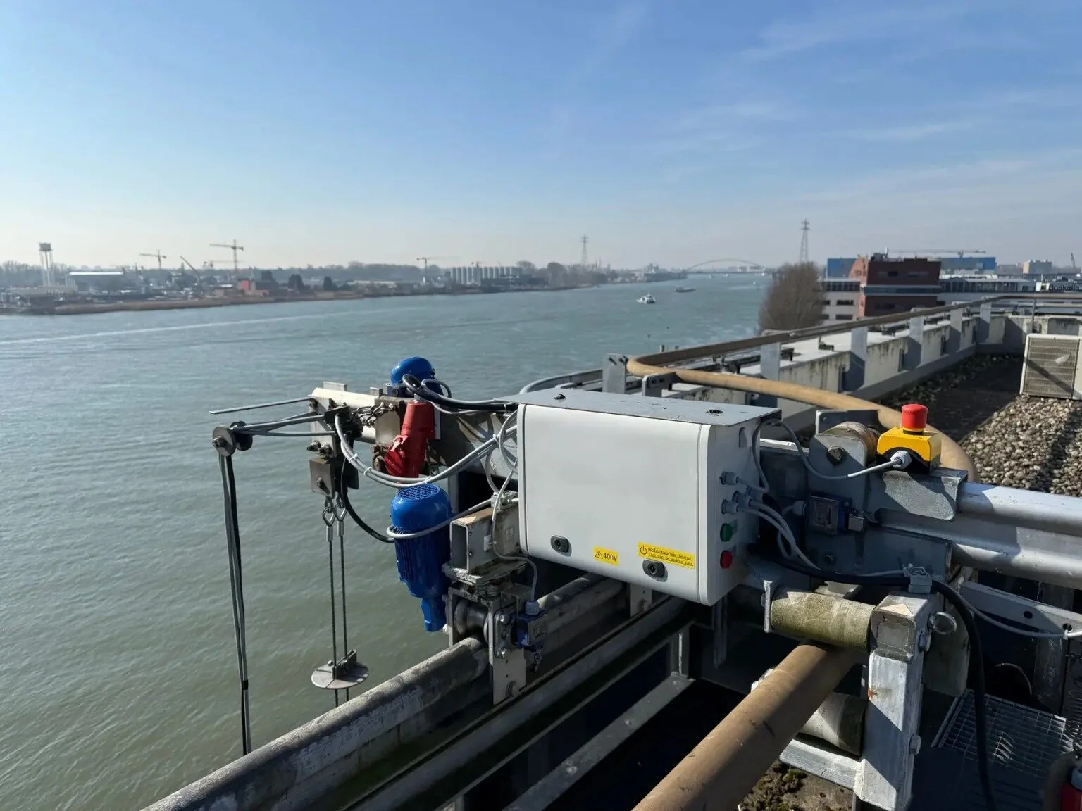 Besturing van een Lalesse eenpersoonsgondel met dakwagen in Sliedrecht