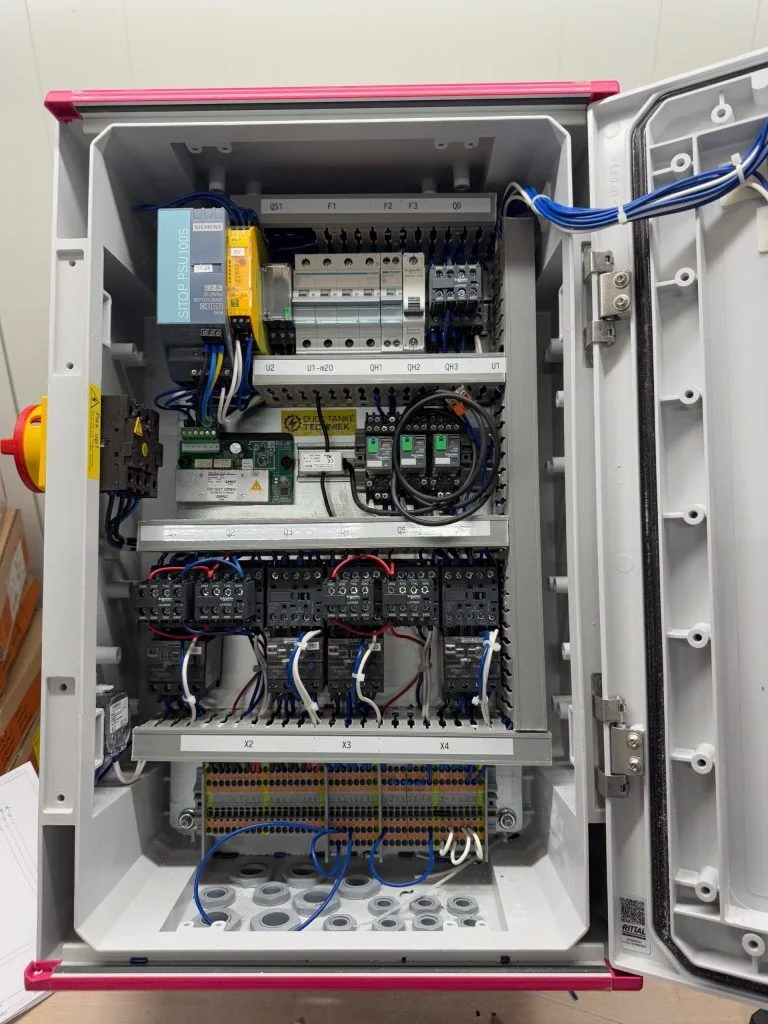 Besturingskast in de werkplaats tijdens besturingstechniek en paneelbouw