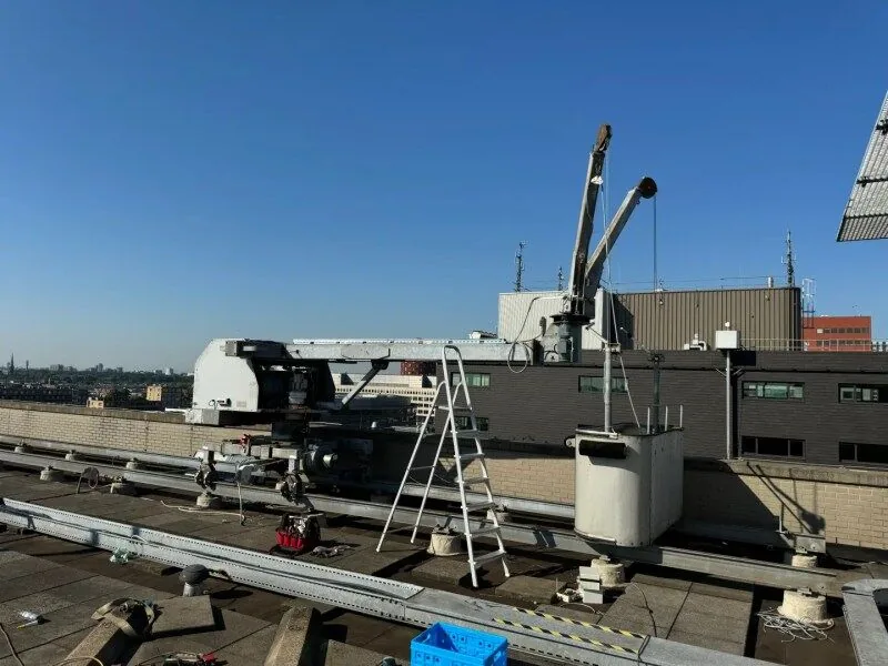 Elektrische revisie van een gevellift in Den Haag
