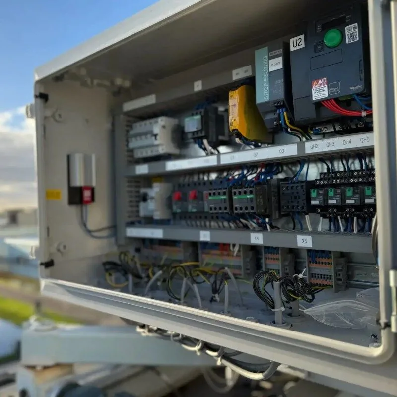 Nieuwe besturingskast na elektrische revisie van een gevellift